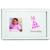 First Milestones Frame Girl: Weißer Bilderrahmen, der mit weiteren Motiv-Passepartouts immer wieder neu gestaltet und dem jeweiligen Foto angepasst werden kann First Milestones Frame Girl: Weißer Bilderrahmen, der mit weiteren Motiv-Passepartouts immer wieder neu gestaltet und dem jeweiligen Foto angepasst werden kann